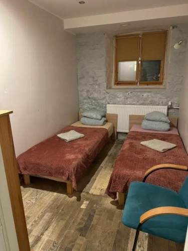 Budget Double Semi-Basement room