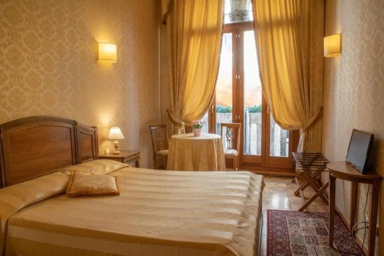 Superior Double room with canal view