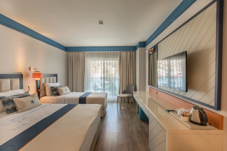Standard Triple room with land view