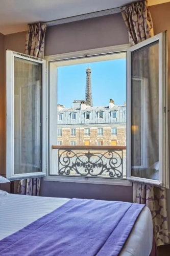 Superior Twin room view on Eiffel Tower