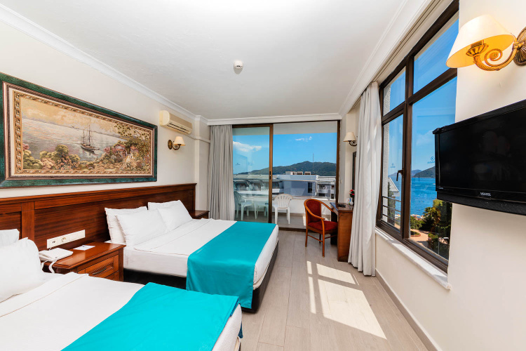 Twin room with side sea view