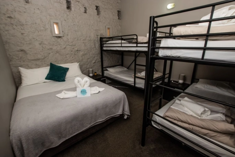 Sextuple room