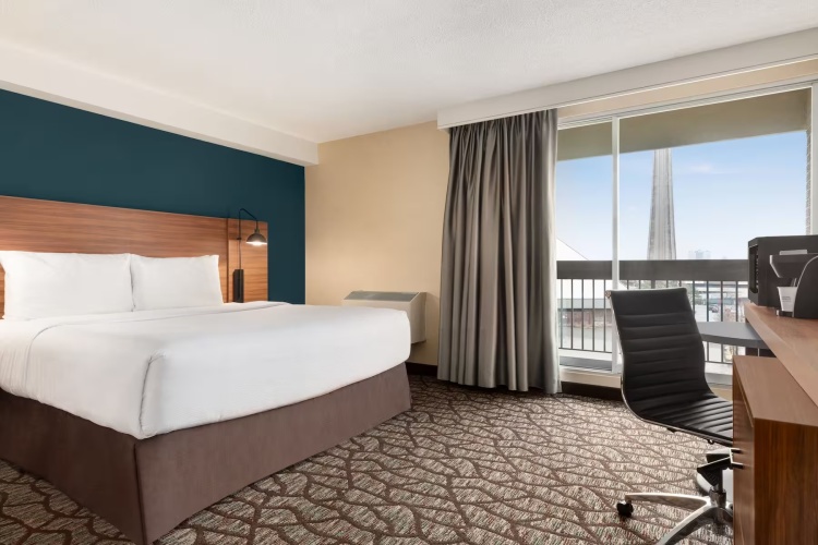 Deluxe room with balcony and with city view