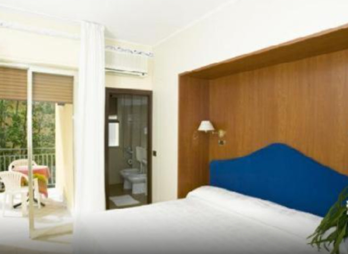 Double room with partial sea view