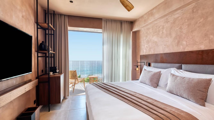 Sapphire Double Retreat Guest Room with balcony and with sea view