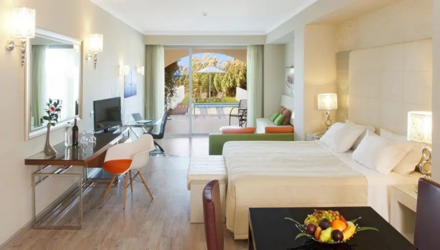 Deluxe Private Pool Double Junior Suite with partial sea view