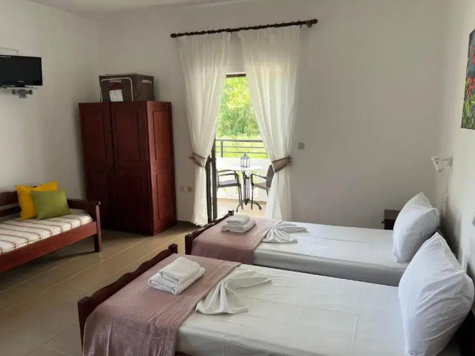 Zourpos Studios & Apartments