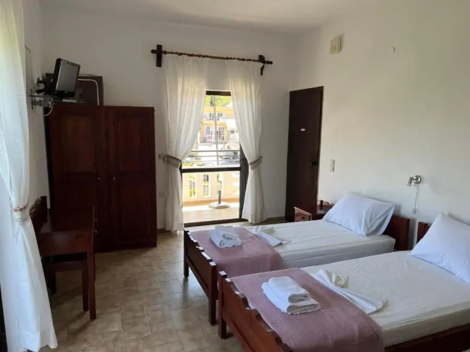 Zourpos Studios & Apartments