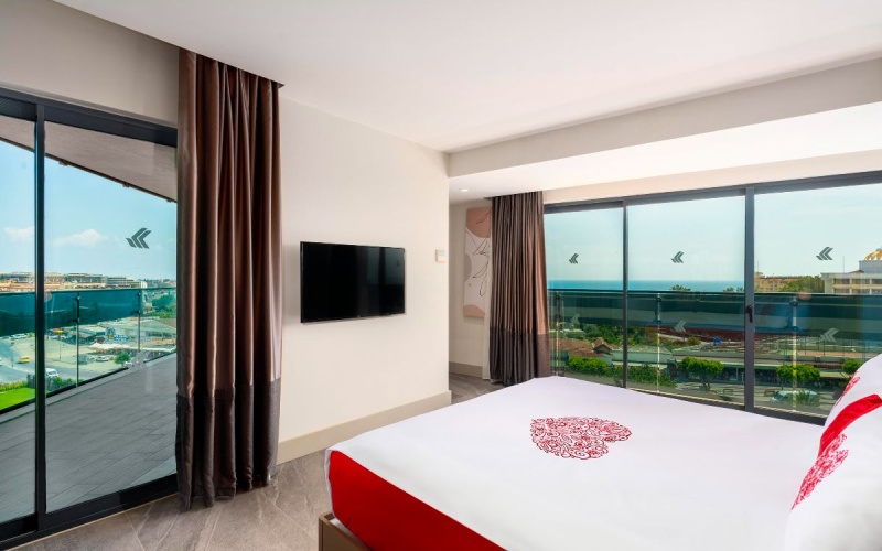 Standard room with partial sea view
