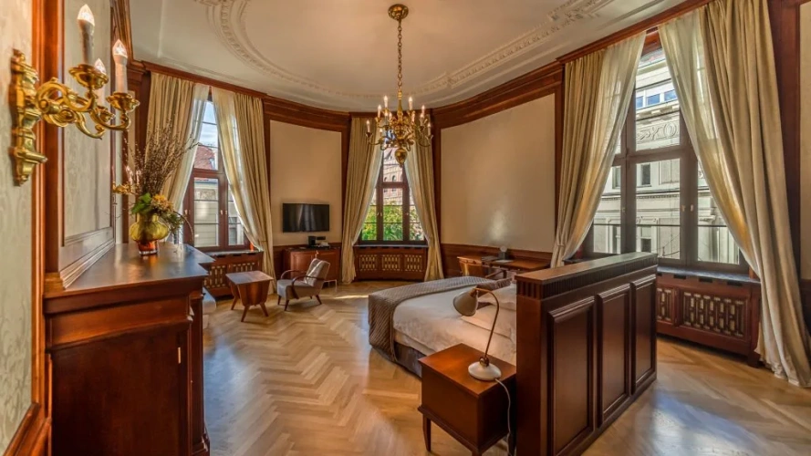 Corner Large Double Studio Suite with city view