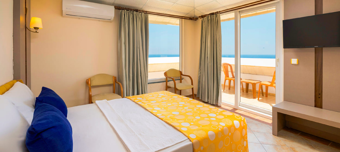 Standard Double room with partial sea view
