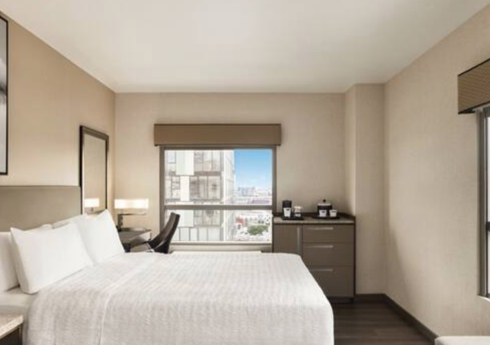 Mobility/Hearing Accessible Double room with city view