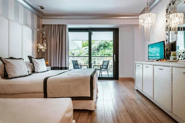 Customized for Mobility Needs Twin room with mountain view