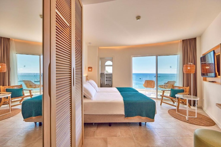 Twin room with sea view