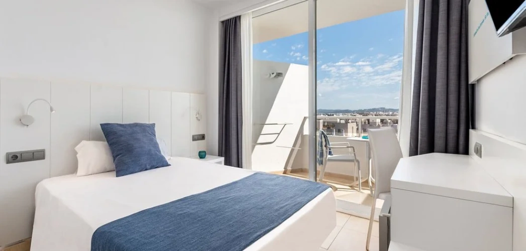 Single room with side sea view
