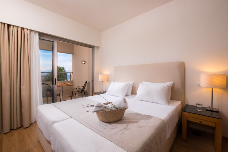 Deluxe Twin room with partial sea view