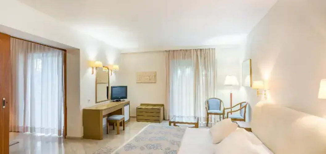 Master Double Suite with waterfront
