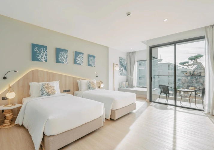 Deluxe Twin room with pool view