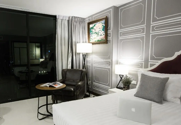 Exclusive Impressionist Art Gallery Double room