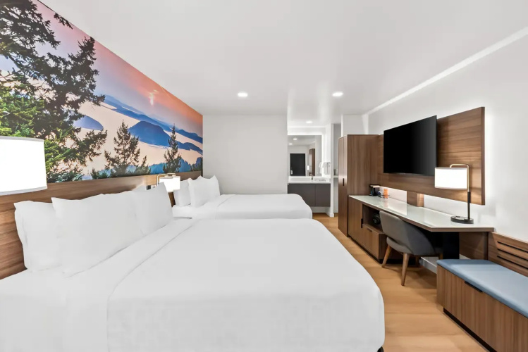 Clarion Pointe Hotel
