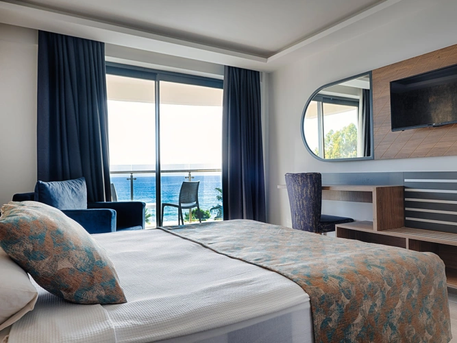 Standard Double room with partial sea view
