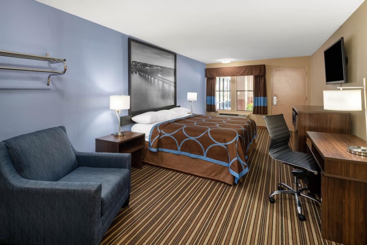 Mobility Accessible w/ Grab Bar Double room