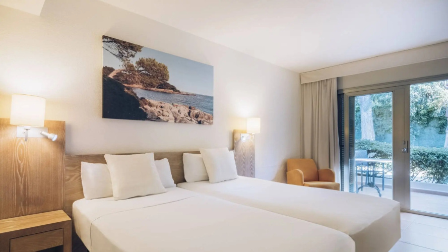 Iberostar Waves Pinos Park Hotel