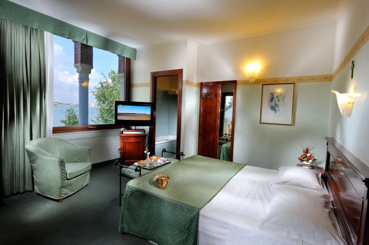 Double room with balcony and with lagoon view