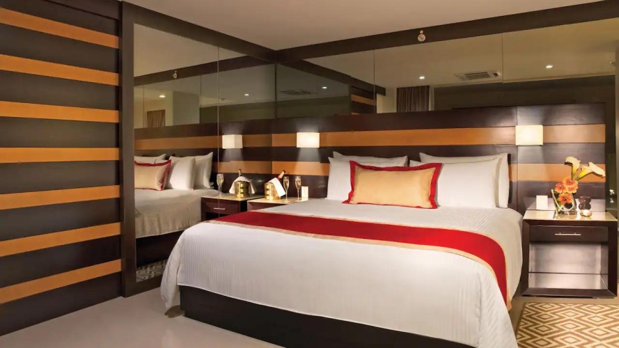 Loft Swim-Out Double Preferred Club Two Level Suite