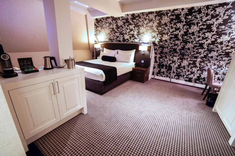 Quite Double room with partial view