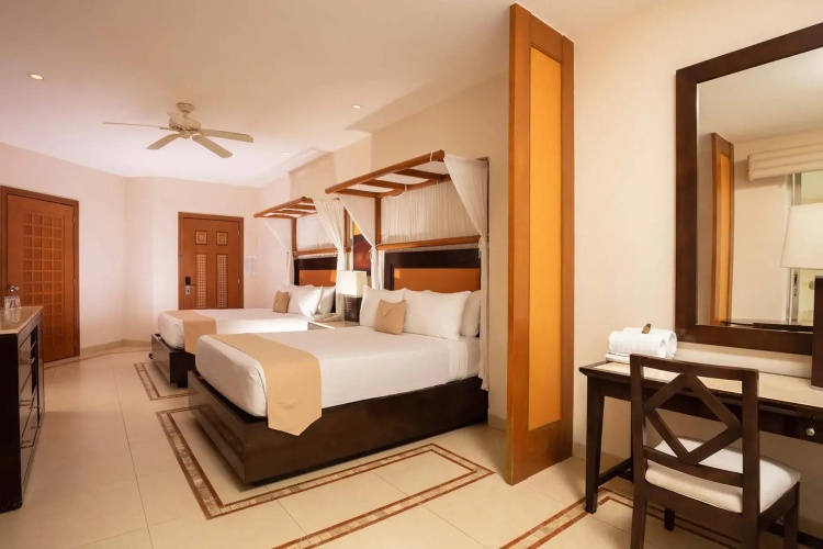 Jacuzzi Tulum Twin Suite with garden view