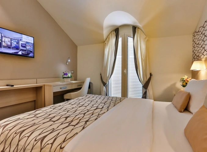 Standard Twin room with land view