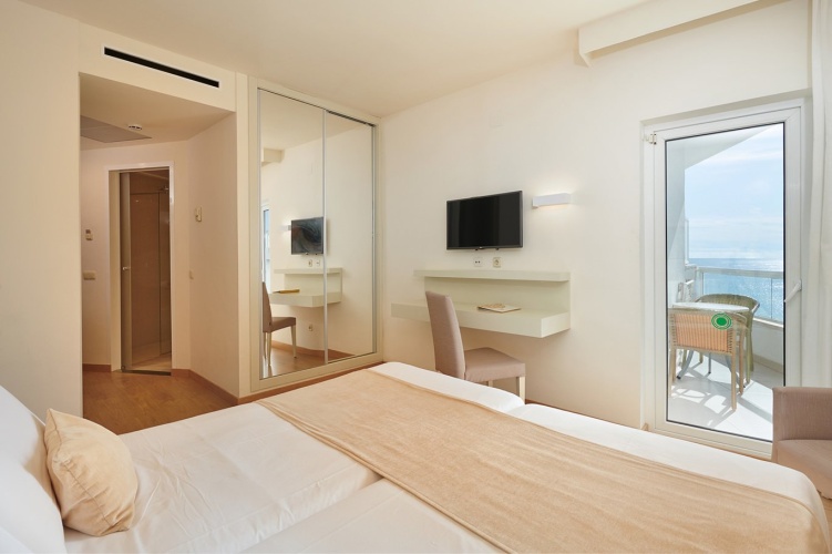 Twin room with balcony and with sea view