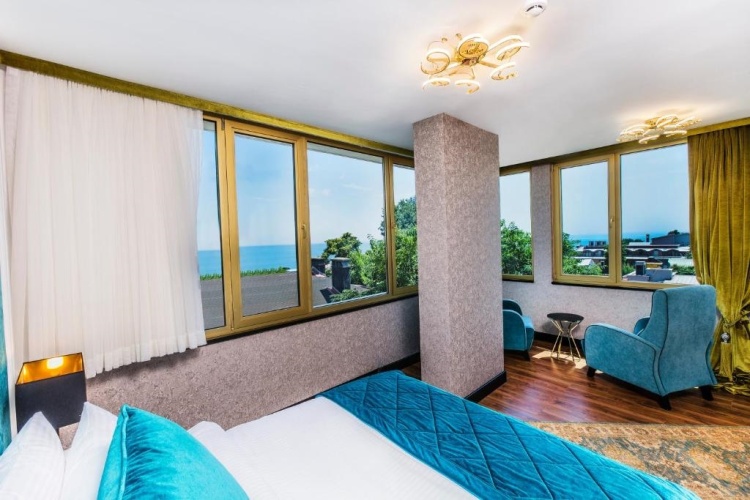 Deluxe Triple Corner Suite