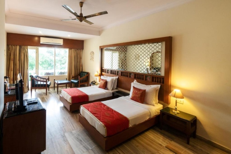 Deluxe Twin room with pool view