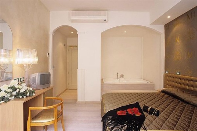M Glamour Hotel photo 6
