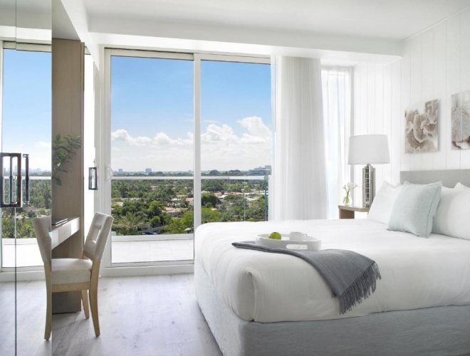 3 Bedrooms Sextuple Suite with balcony