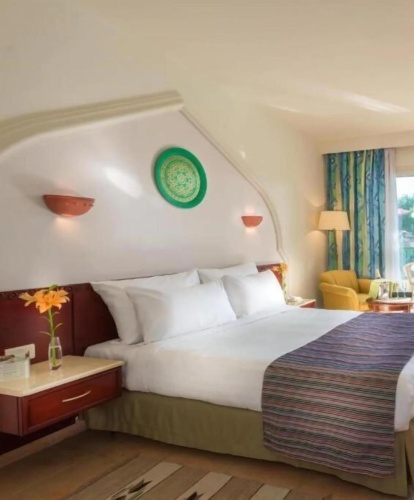 Executive Suite with pool view