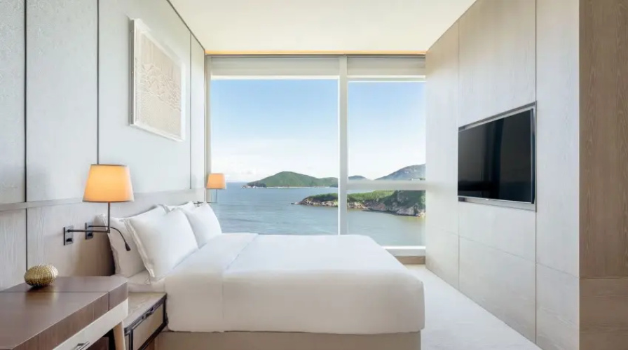 The Fullerton Pool Double Suite