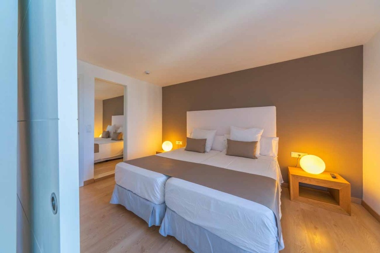 Twin Suite with partial sea view