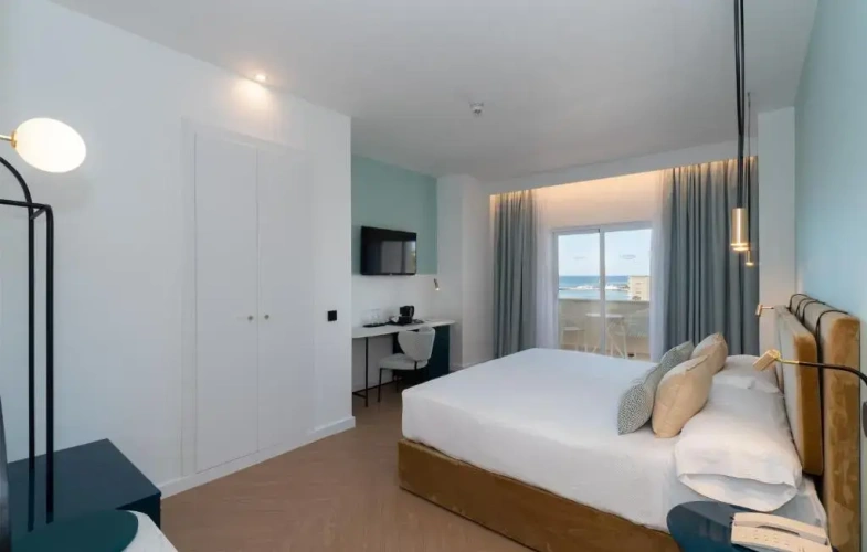 Superior Twin Club room with sea view