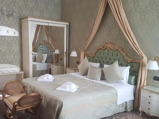 Friendly Venice Suites