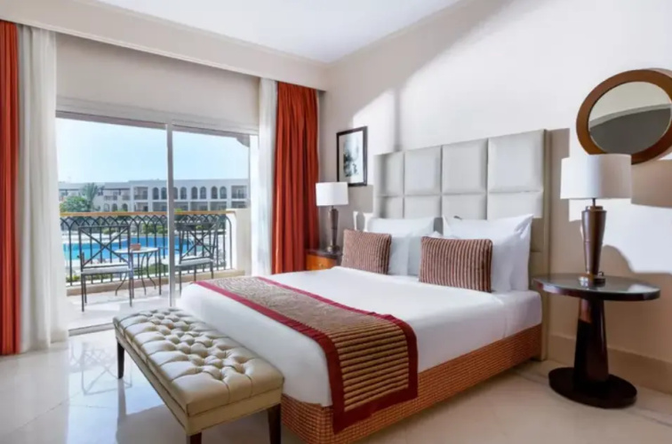 Double Club Junior Suite with pool view