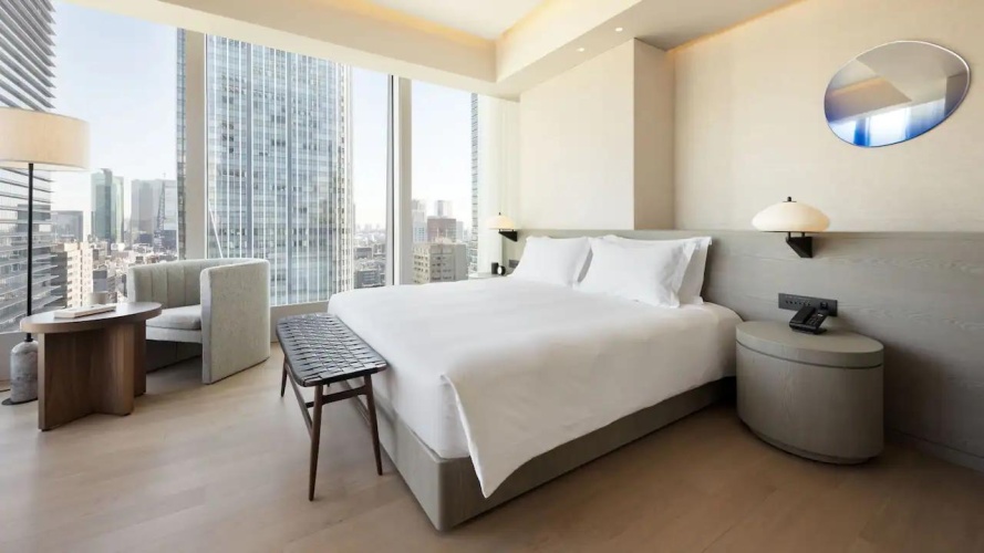 Deluxe Corner Double Suite with city view