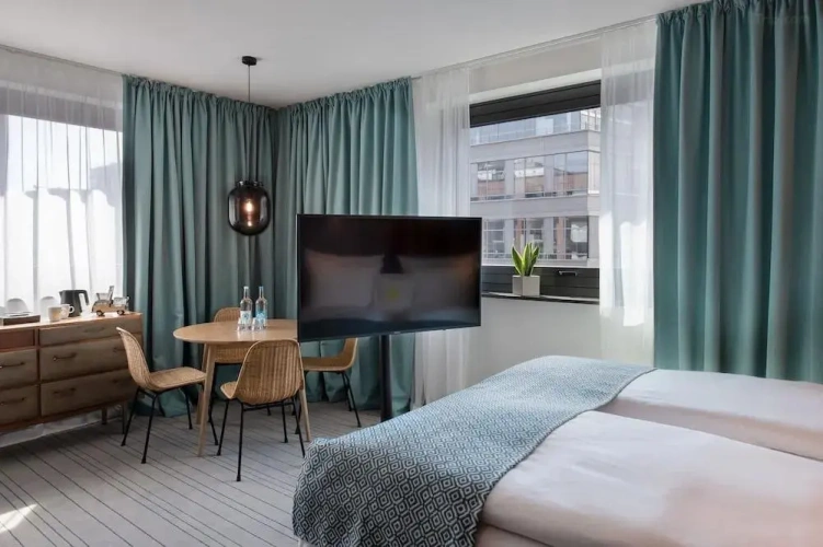 Large Extra Quadruple room
