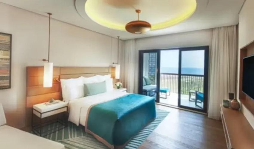 1 Bedroom Club Lounge Access Double Suite with balcony and Garden View