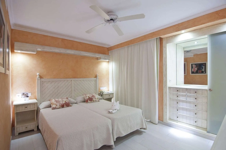 1 Bedroom Hooky Twin Apartment