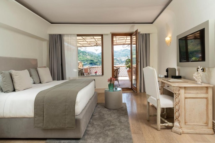 Superior Double room with balcony and with sea view