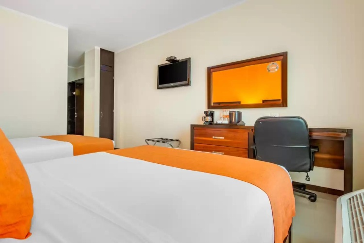 Standard Twin room with city view