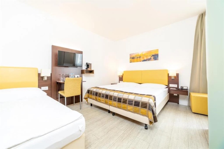 Modern Triple room